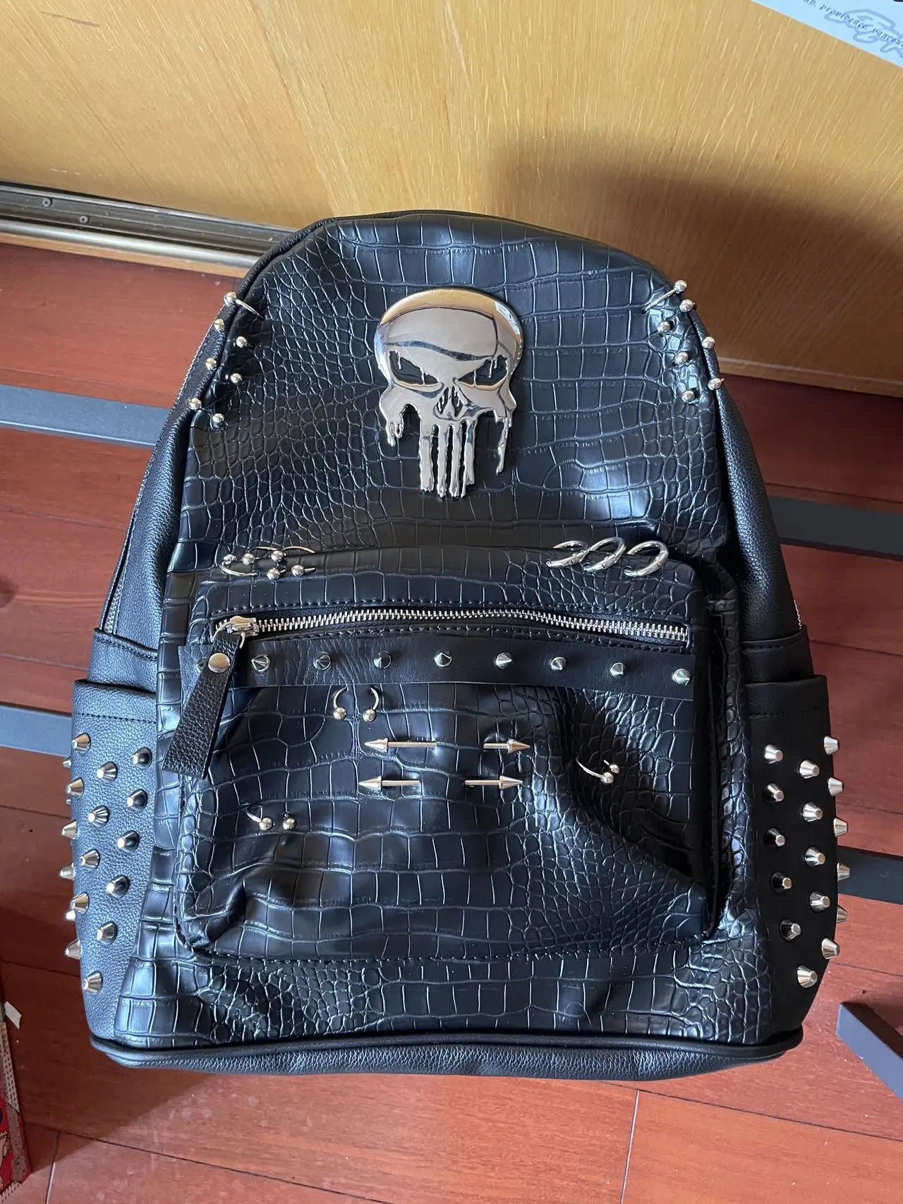 Mochila Punk con Emblema de Calavera Metálica, Mochila con Tachuelas, Estilo Gótico Urbano, Mochila de Piel Sintética con Textura de Cocodrilo Negra