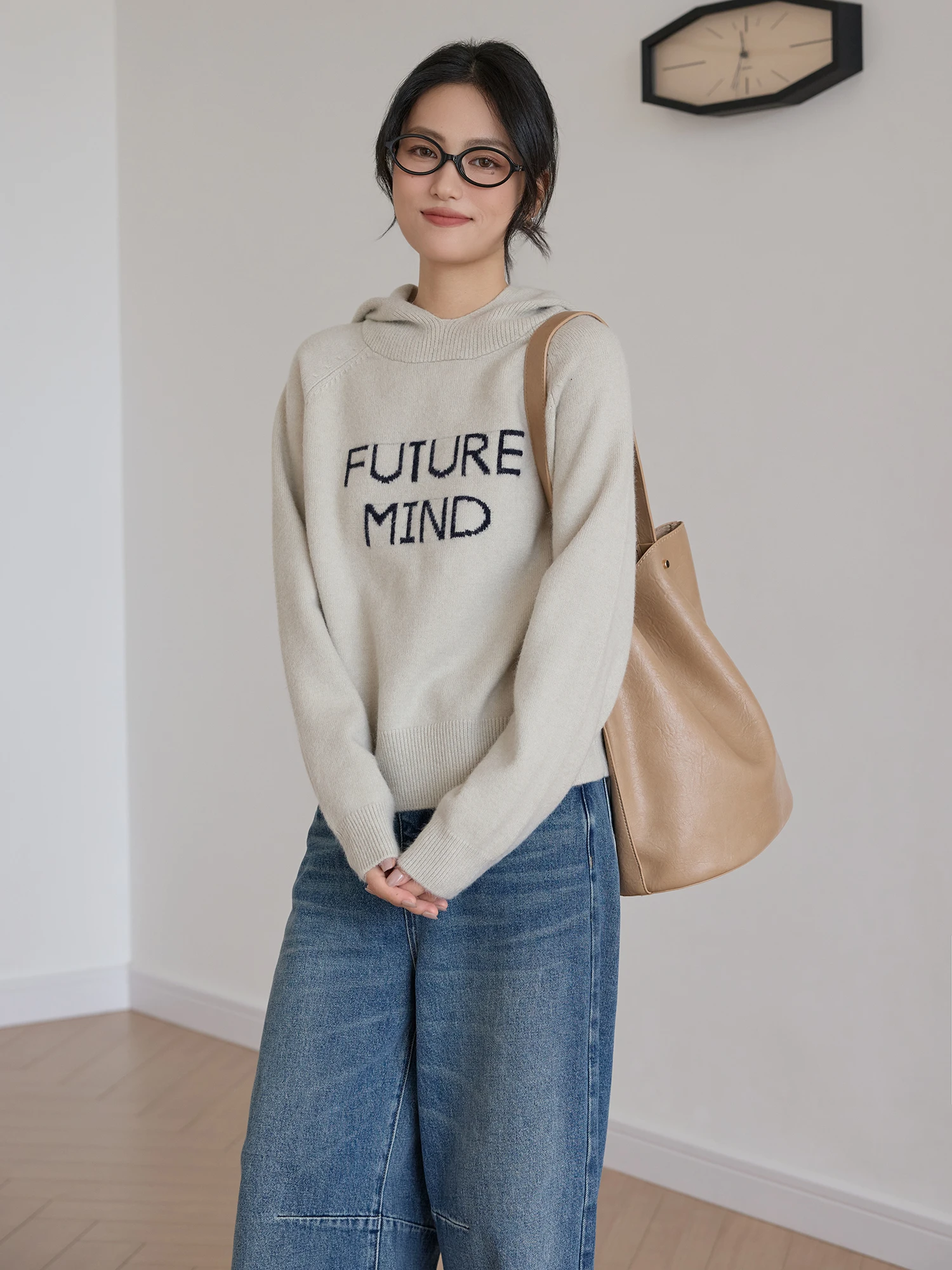 

Мягкий уютный женский вязаный свитер с цветочным узором на плечах, осенне-зимний, простой дизайн, для повседневной носки, для работы и отдыха.