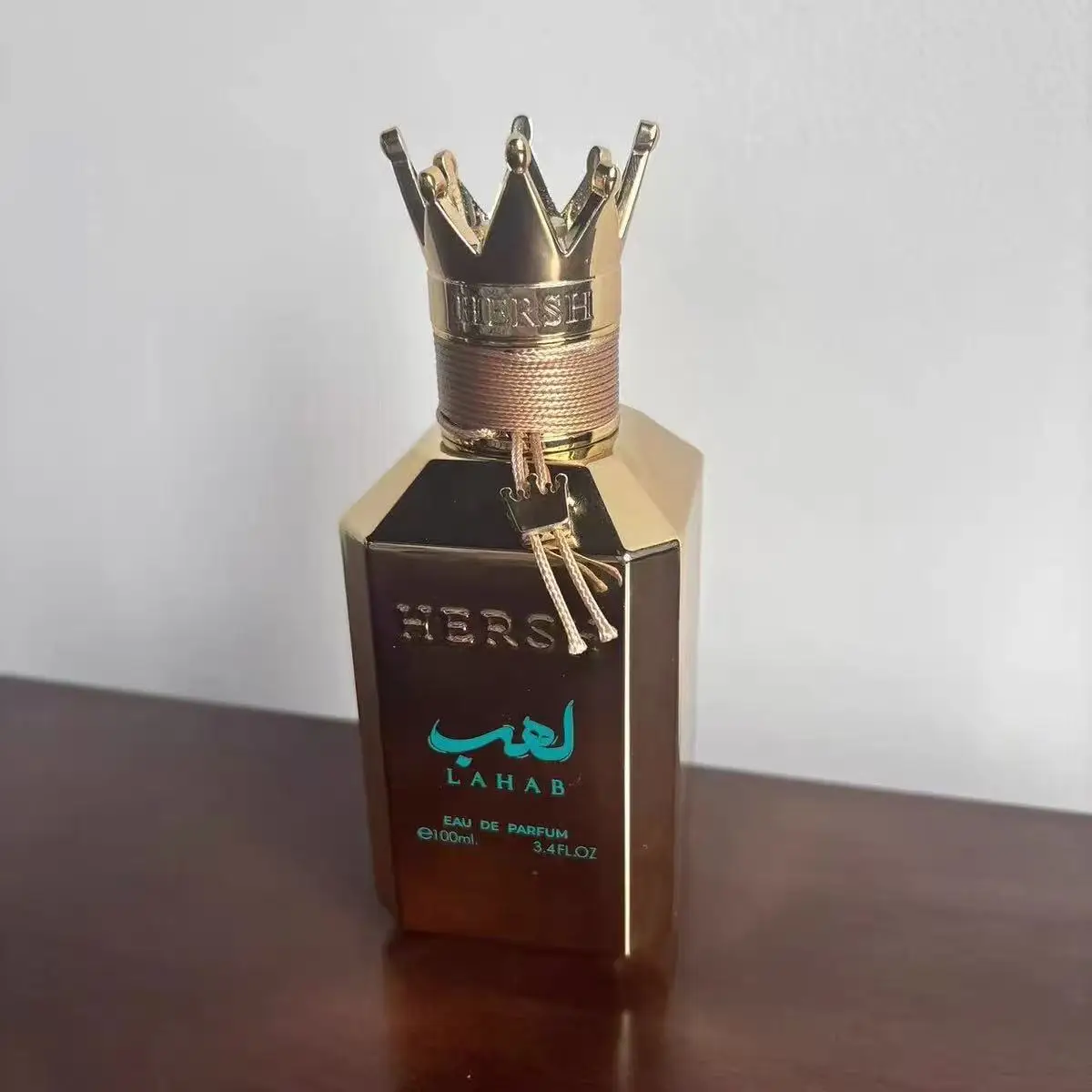 

HERSH LAHAB EDP: Luxe Crown Cap, Rich Amber Notes for Men
