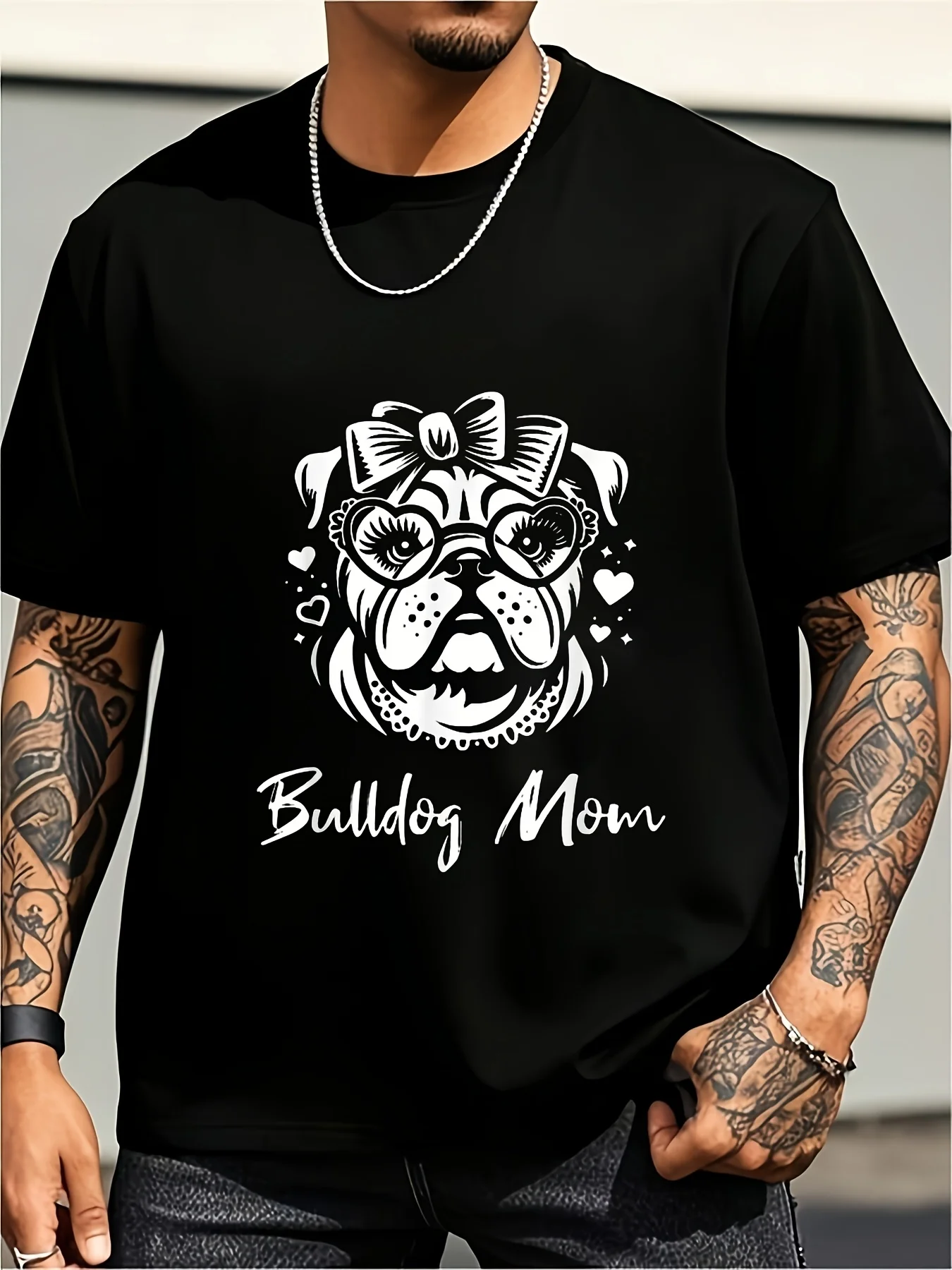 Heart-Shaped Pattern T-Shirt Designed Specifically for English Bulldog Moms, the Perfect Gift It Is a Unisex Style, Very Popular, Soft, Breathable, and Lightweight, Featuring a Crew Neck and Regular Fit. (1) Plus-Size Vintage Casual Crew Neck Printed T-Shirt, Unisex Style.