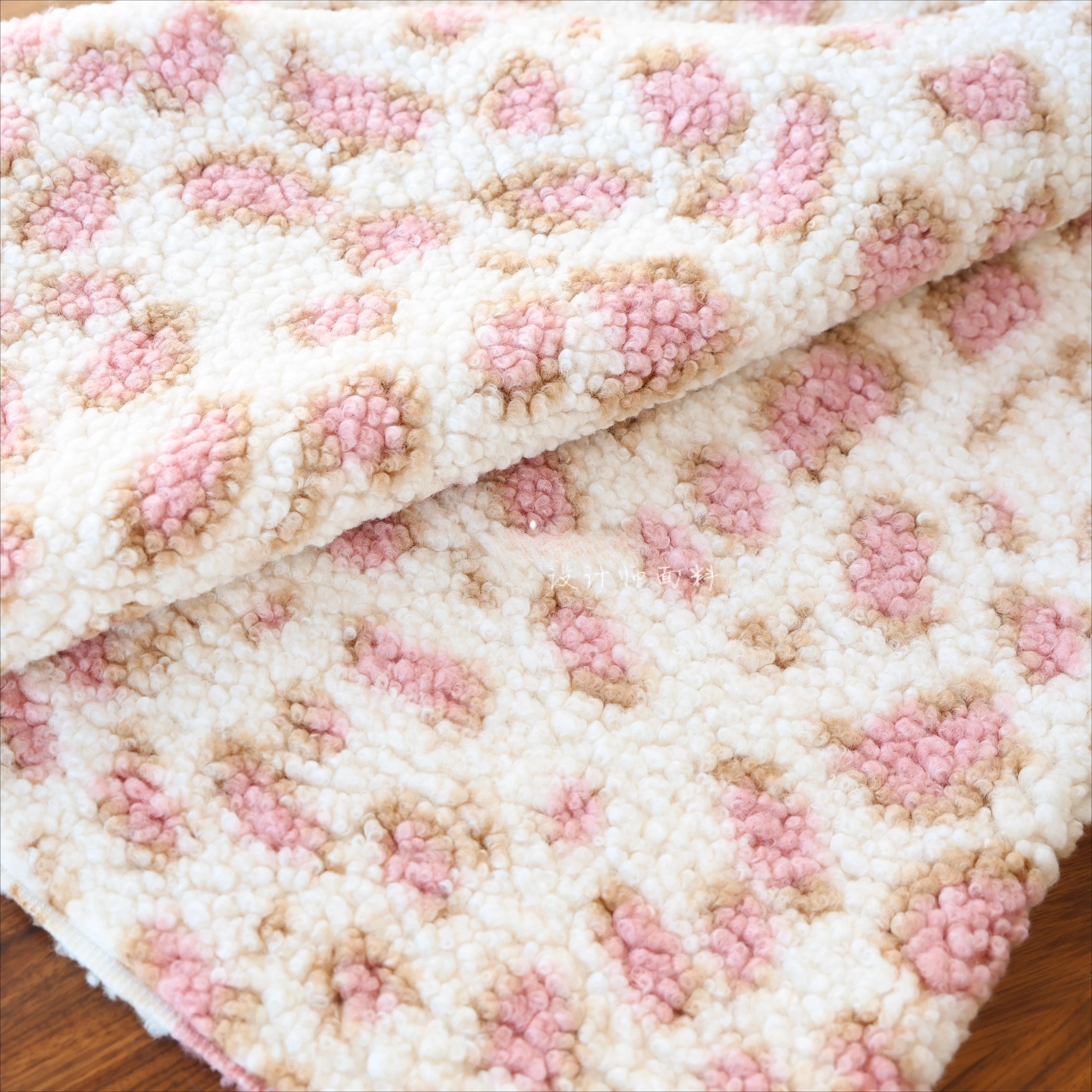 

Thick and soft beige+pink leopard print imitation wool lamb wool particles looped fabric for outerwear and cape fabric