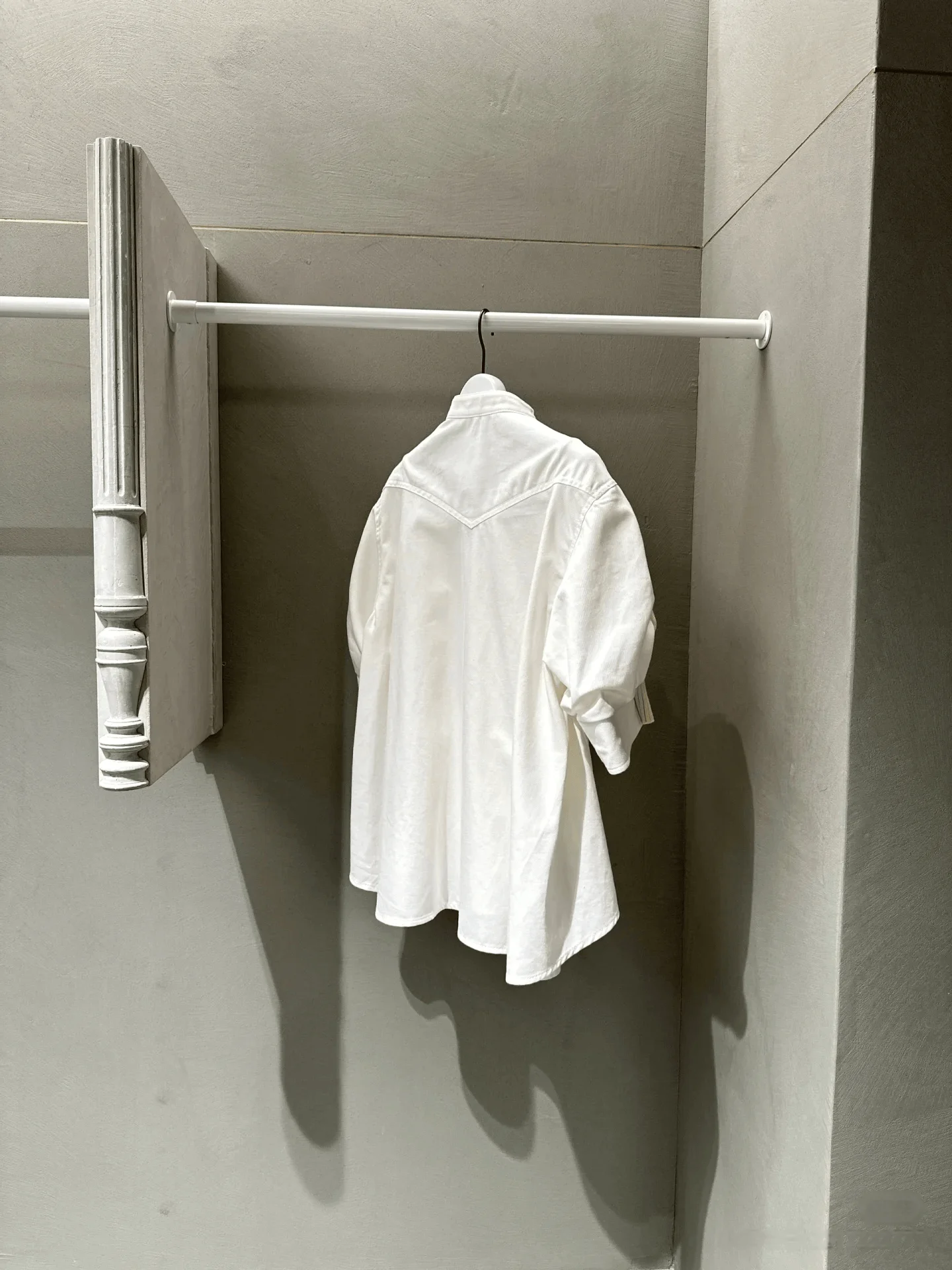 FOG SACAI Otoño 2024 Nuevo cárdigan abierto de punto con un solo botón y cuello en V de mezclilla empalmado de cinco mangas d...