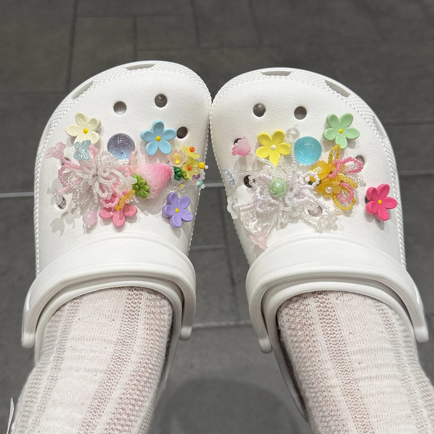acessorios-para-crocs-15-pecas-coloridas-de-macaron-flores-3d-e-morangos-antiderrapantes-destacaveis-leves-e-premium-–-presente-ideal