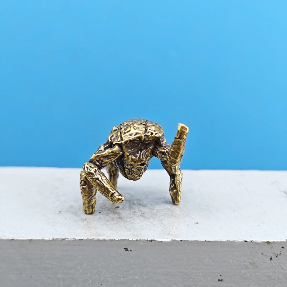 Vintage Brass Alien Creature Mini Figurine Sci Fi Miniature Model DIY Paintable Diorama Desktop Decor Collectible Craft Ornament