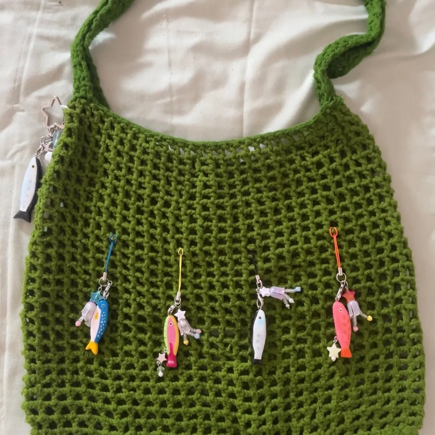 Bunte handbemalte Cartoon-Fisch-Anhänger aus Kupfer, niedliche Ornamente für Halsketten, Armbänder, Taschenanhänger, DIY-Schmuckherstellung – Detail 6