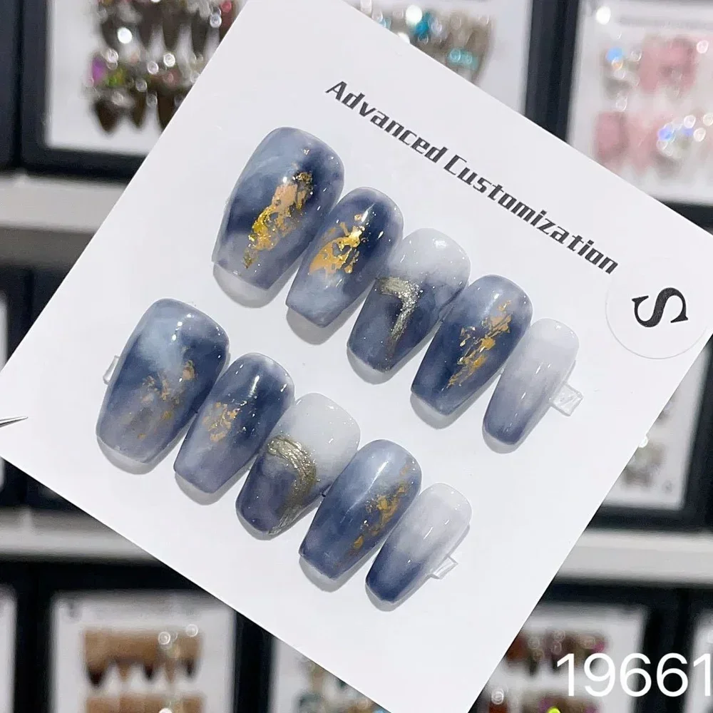 Handgemaakte blauwe pers op nagels Handverf Franse herbruikbare zelfklevende kunstnagels Volledige dekking Middellange nageltips Juli nagelswinkel