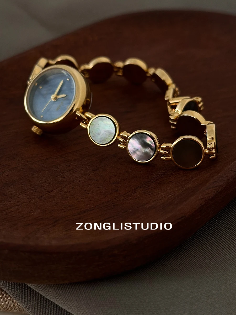 ساعة نسائية بسوار دائري بقرص صغير رائع، طراز أنيق وعتيق، ساعة نسائية فاخرة وعالية الجودة.