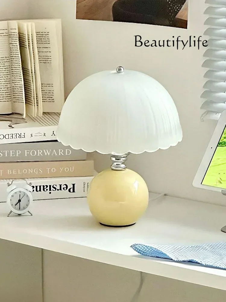 Jellyfish table lamp, bedroom bedside lamp, Nordic high-end sense, medieval French romantic pastoral cream atmosphere night lamp