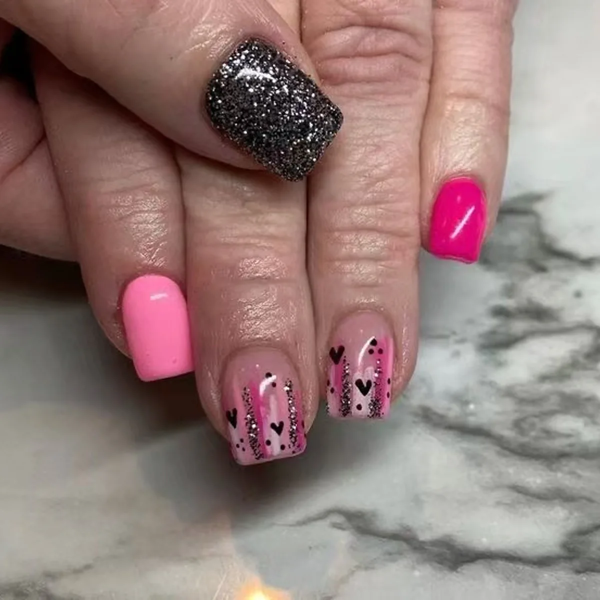 24-delige korte vierkante nagels set druk op roze luipaardprint hart kunstnagels gouden glanzende poedergradiënt draagbare nepnagels tips