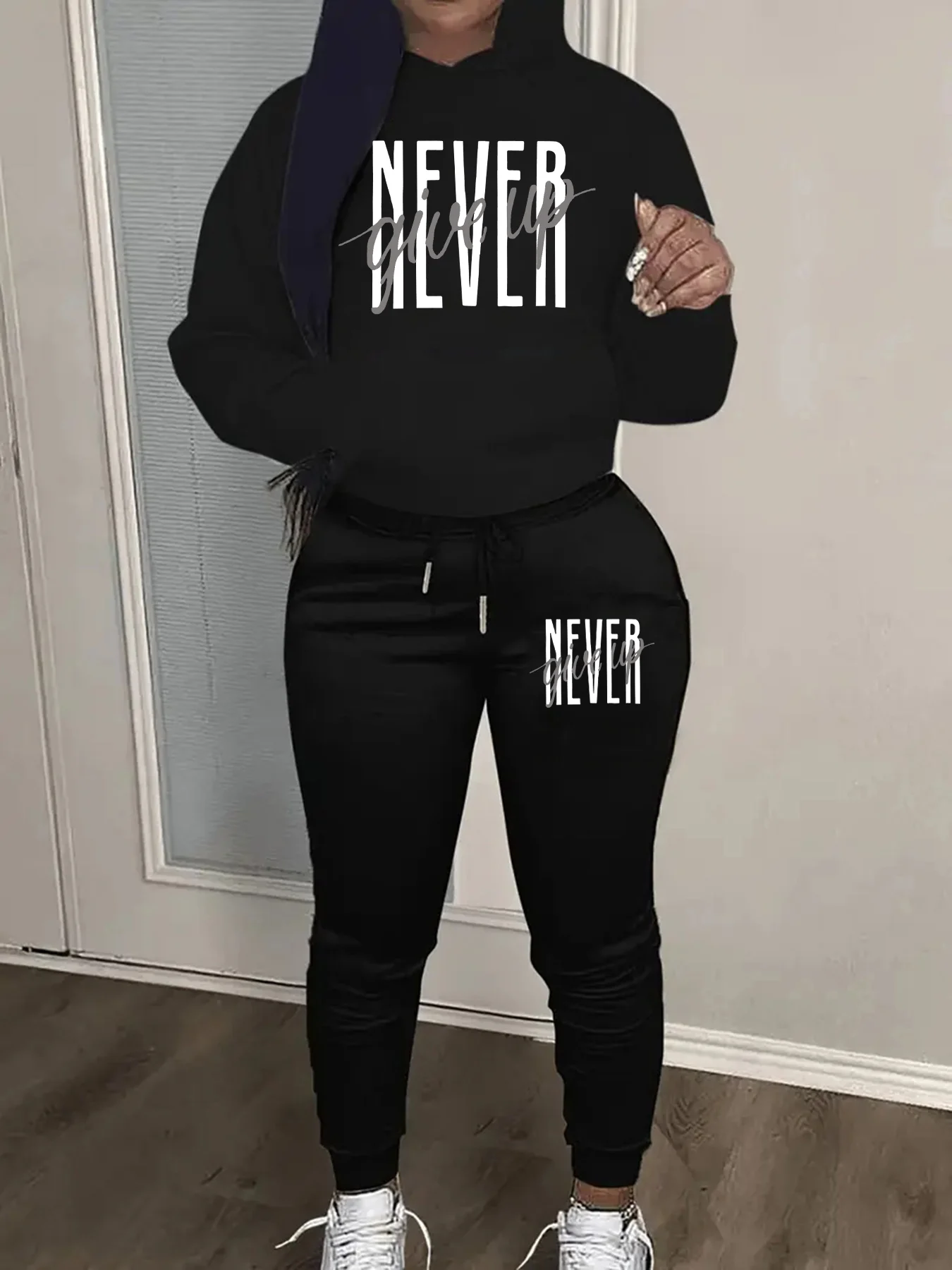 ชุดเสื้อฮู้ดมีฮู้ดพิมพ์ลายตัวอักษร NEVER give up สไตล์ลำลองแนวฮิปฮอปสำหรับผู้หญิง ฤดูใบไม้ร่วงและฤดูหนาว พร้อมกางเกงขายาวทรงสปอร์ต