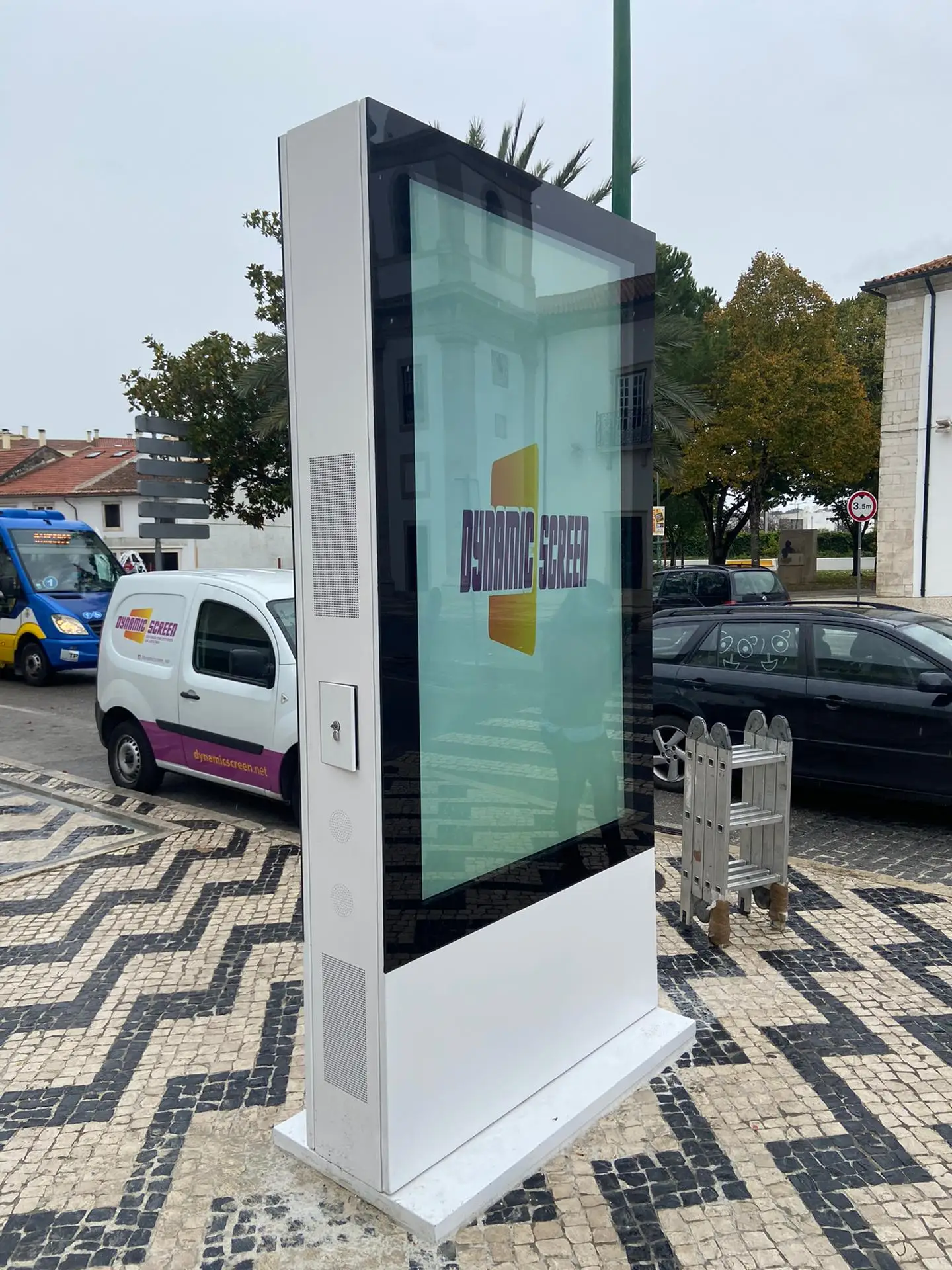 Segnaletica digitale con display totem esterno 4K per schermo pubblicitario LCD Ip65 3500 Nit