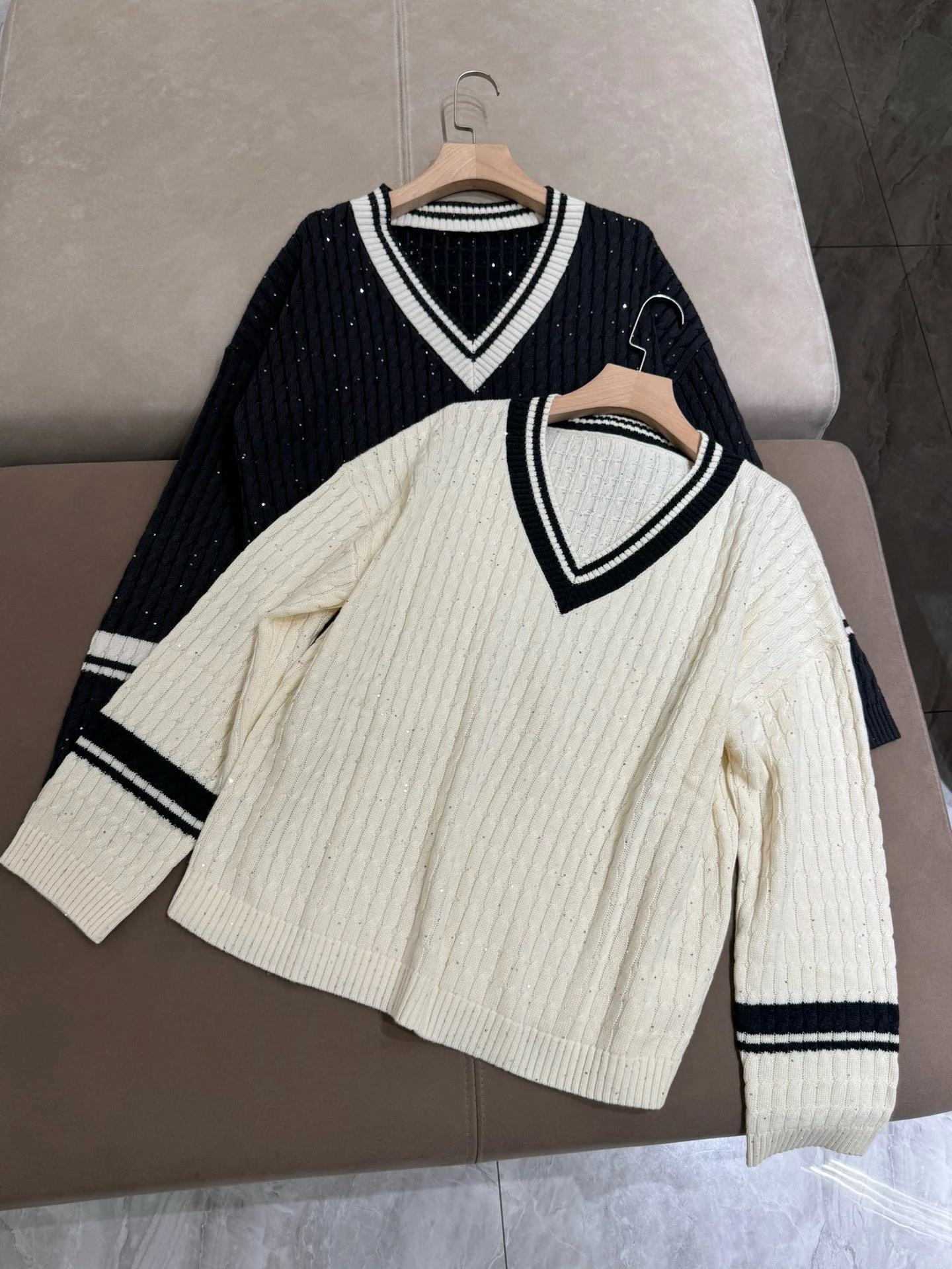 

Вязаный блестящий свитер из овечьей шерсти, свободный крой, утягивающий цветной свитер, женский модный свитер для колледжа, осень 2023 г.