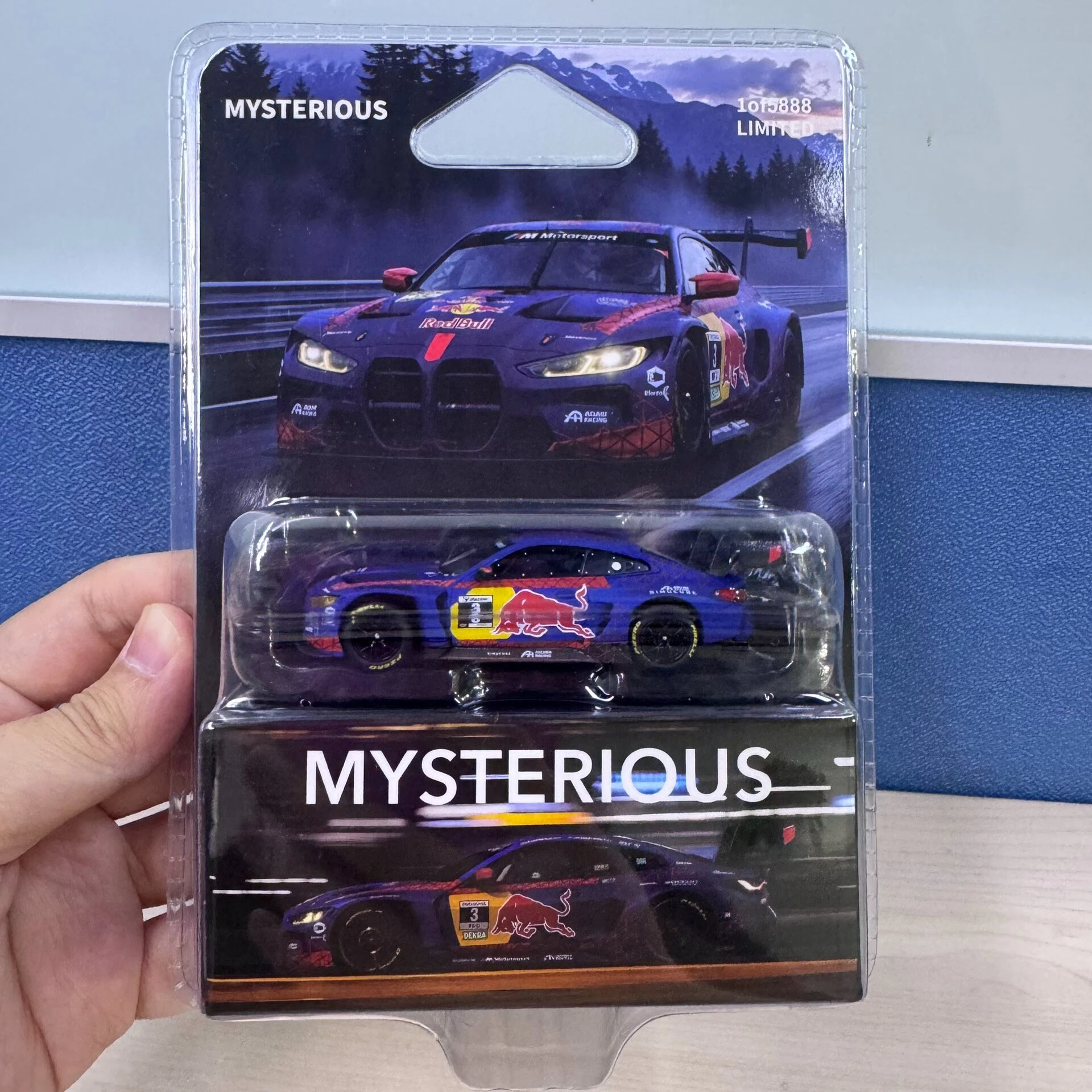 W magazynie: Tajemniczy model samochodu BMW M4 GT3 Red Bull Verstappen w skali 1:64, wykonany z odlewu metalowego.