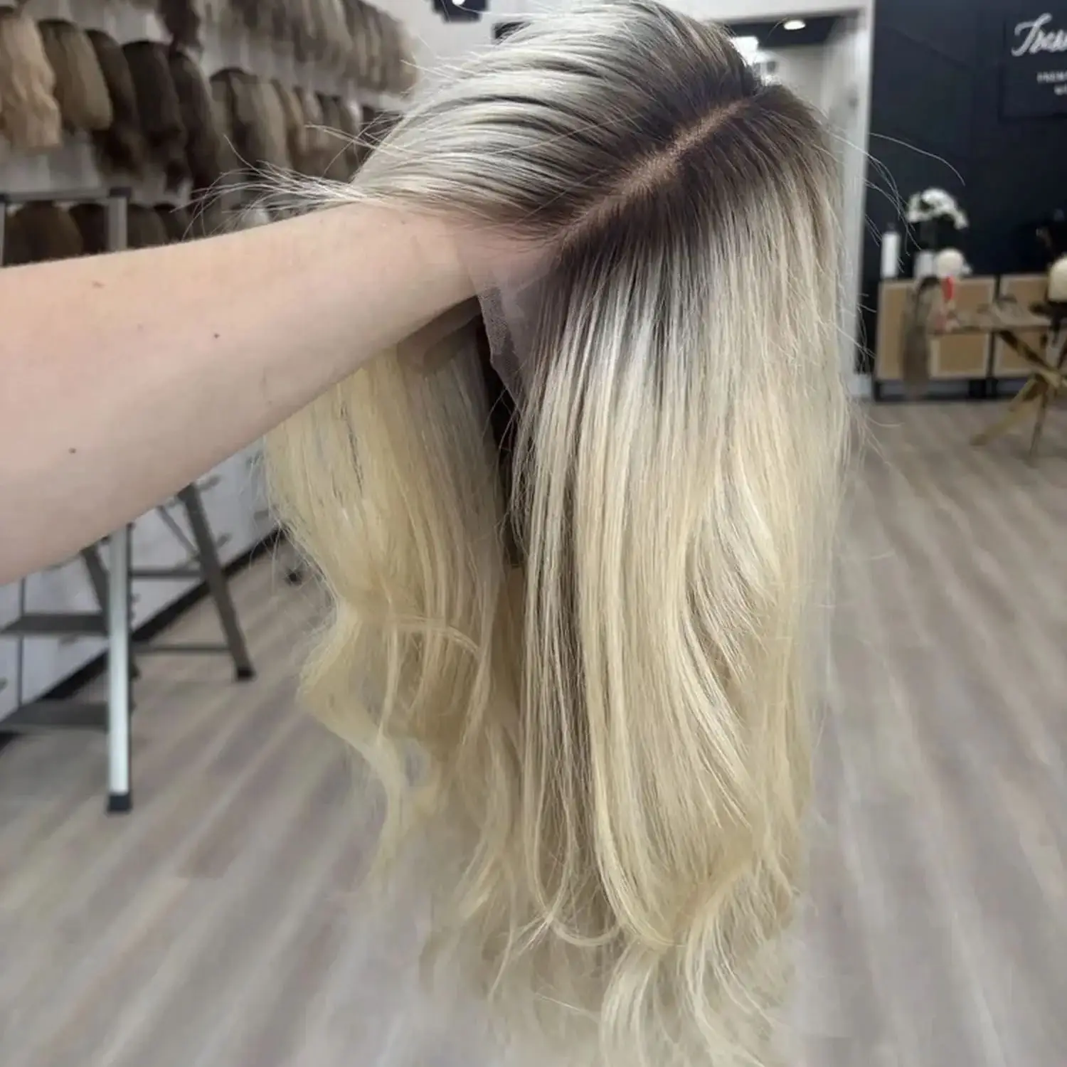 

Светло-русый синтетический парик с кружевной передней частью и темными корнями, волнистый, с центральным пробором, длинный (30 дюймов), высококачественный, премиум-класса, женский