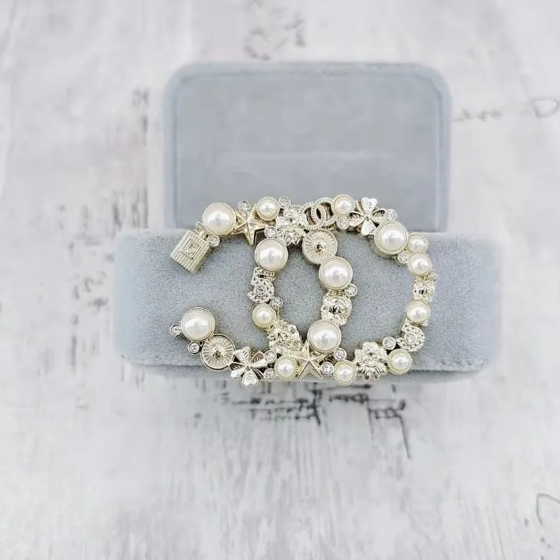 broche-pequeno-estilo-floral-com-letras-duplas-perolas-e-strass-alfinete-de-gola-estilo-ocidental-doce-conjunto-para-vestido-de-sueter-acessorio