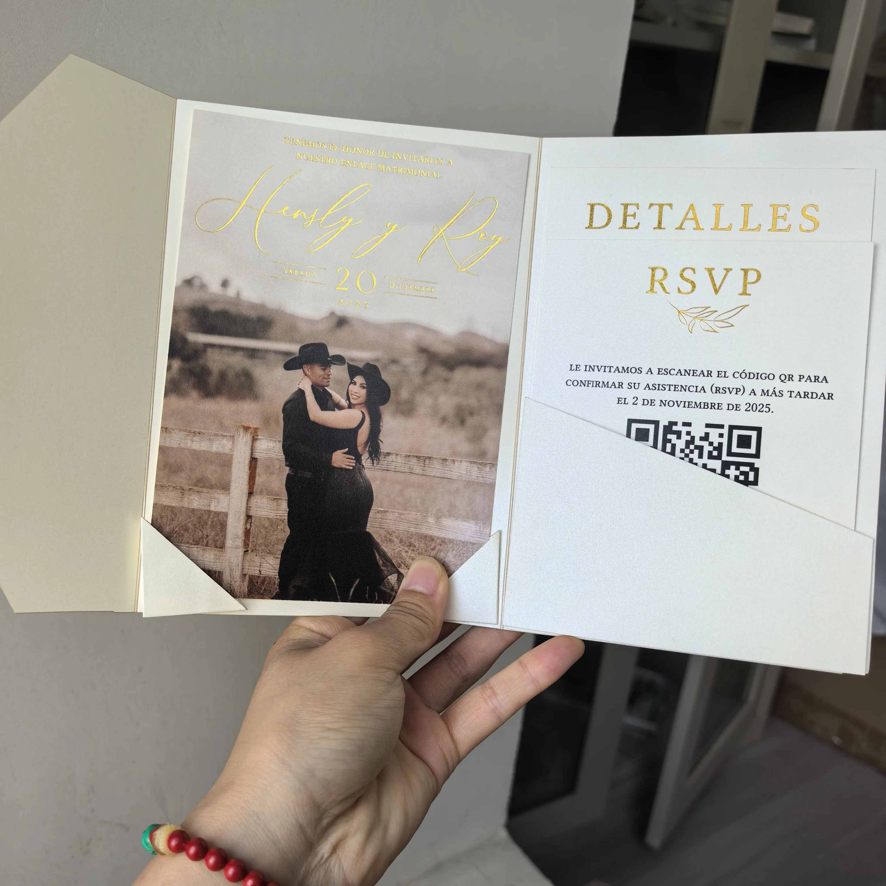 بطاقة أكريليك بحامل ثلاثي الطي مخصص عبرية مع جيب Rsvp وصورة تحت المنطقة حيث يذهب دعوات الأكريليك