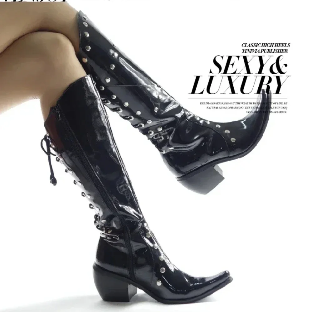 أحذية ركوب الخيل برشام الموضة للرجال ، أحذية أداء مسرحية بمقدمة مدببة وكعب سميك وكعب سميك أحذية طويلة للدراجات النارية