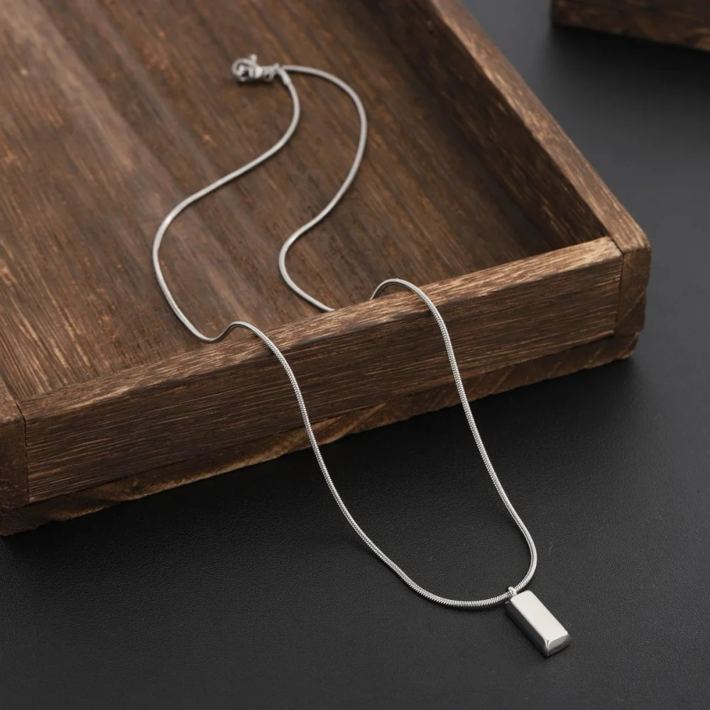 Einfache Herren-Halskette mit quadratischem silberfarbenem Edelstahl-Anhänger, Retro-Schlangenkette, Hip-Hop-Schmuck, Damen-Halskette, Accessoire – Detail 4