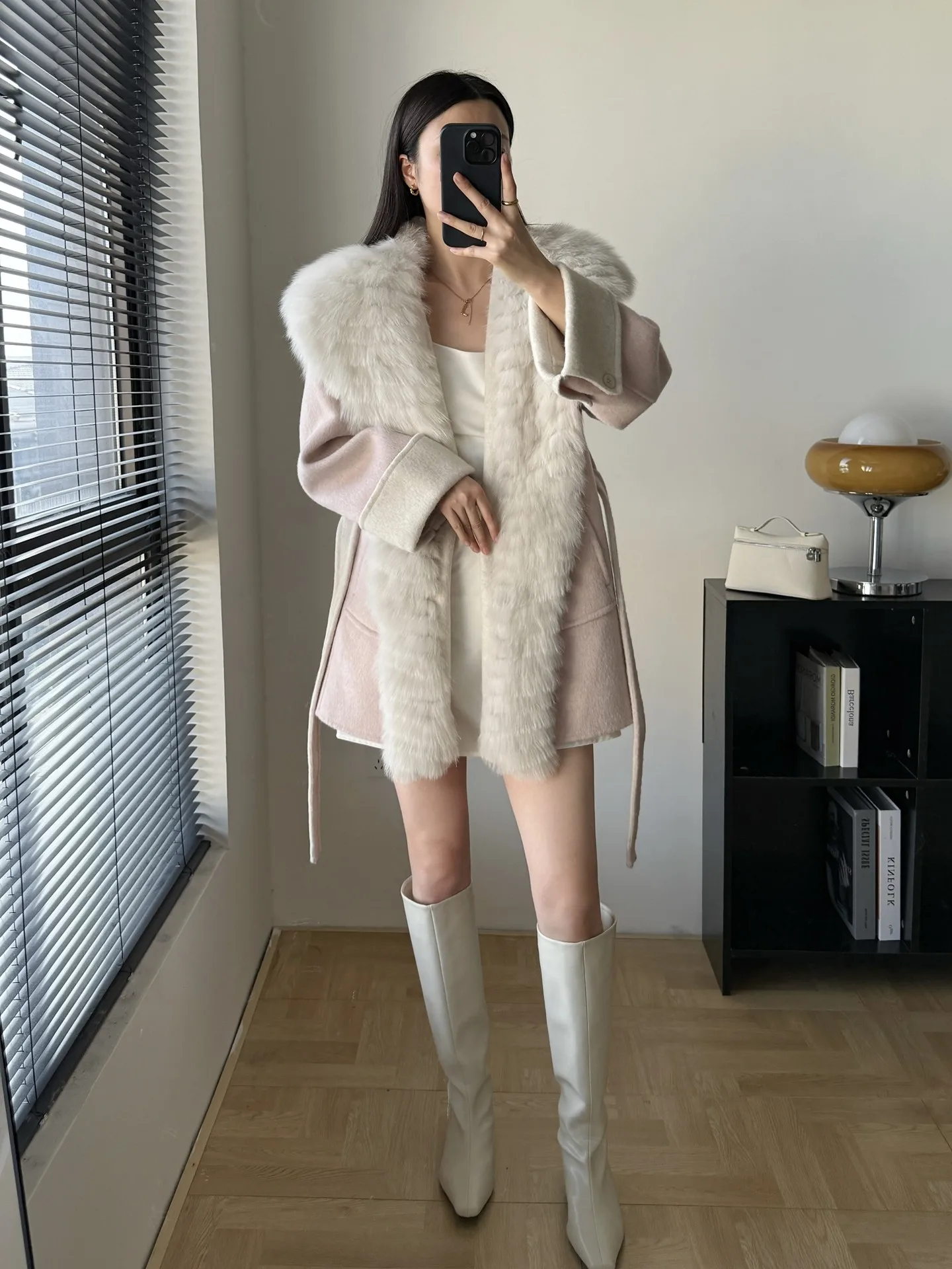 Il nuovo soprabito di lana double face di media lunghezza con cappuccio sul davanti e pelliccia di volpe di Jiuwei Family per l'autunno e l'inverno