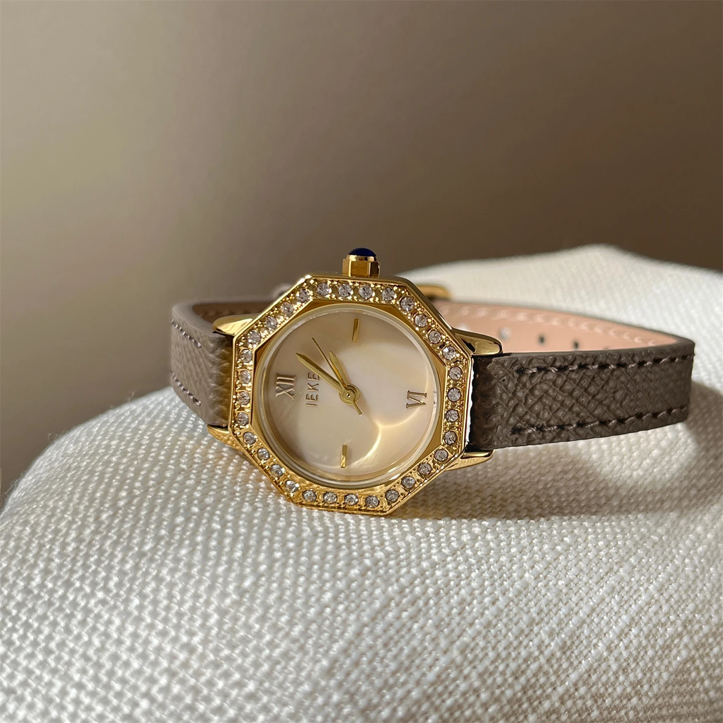 New Red Women'S WatchRetroThin StrapHighValue And Exquisite Versatile Quartz Watch Suitable For Women A Perfect Gift For Ladies.