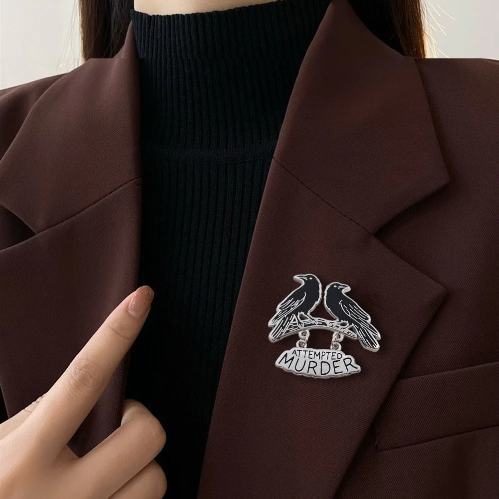 Lustiger Mordversuch Emaille-Pin Zwei Krähen auf einem Ast Brosche Dunkler Humor Krähen-Abzeichen Metall-Anstecknadel Schmuck Geschenk für Freunde B – Detail 5