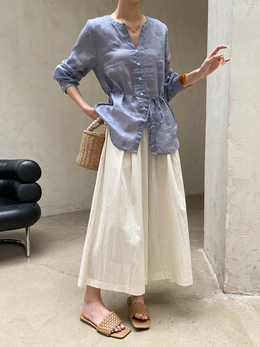 Sommerliches Damen-Shirt in unifarbenem V-Ausschnitt, locker geschnitten, mit Stickerei, für einen eleganten Look. – Detail 3