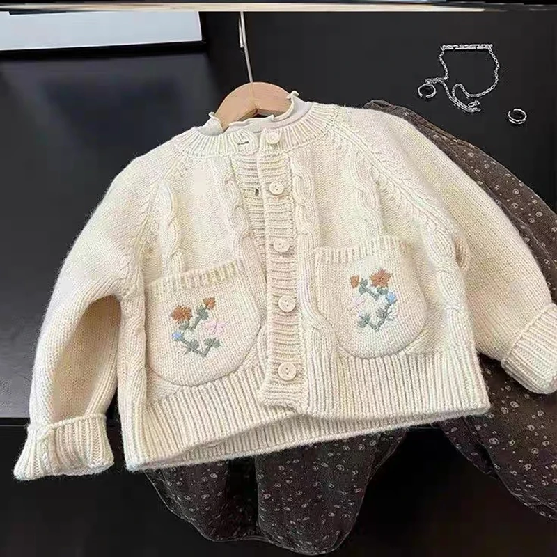 

Новый осенний детский свитер, кардиган, зимние вязаные свитера для маленьких девочек, куртка с цветочной вышивкой, хлопковый вязаный кардиган для малышей