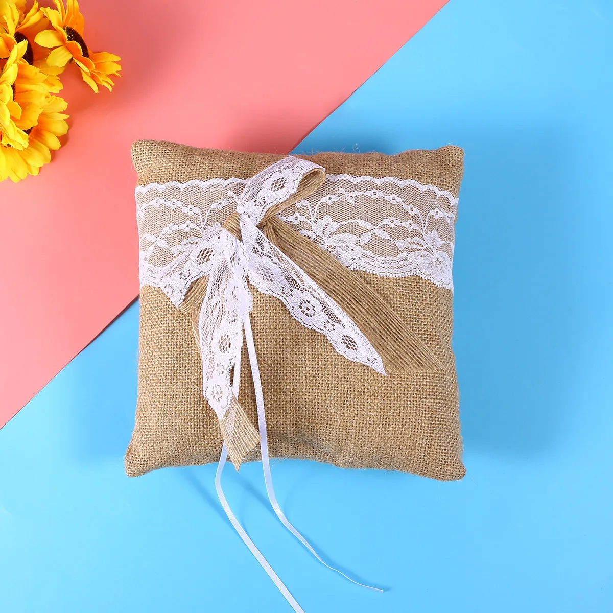 

Подушка для обручальных колец из коричневой мешковины, 20x20 см, с кружевной отделкой и бантом, в деревенском стиле, для свадебного декора
