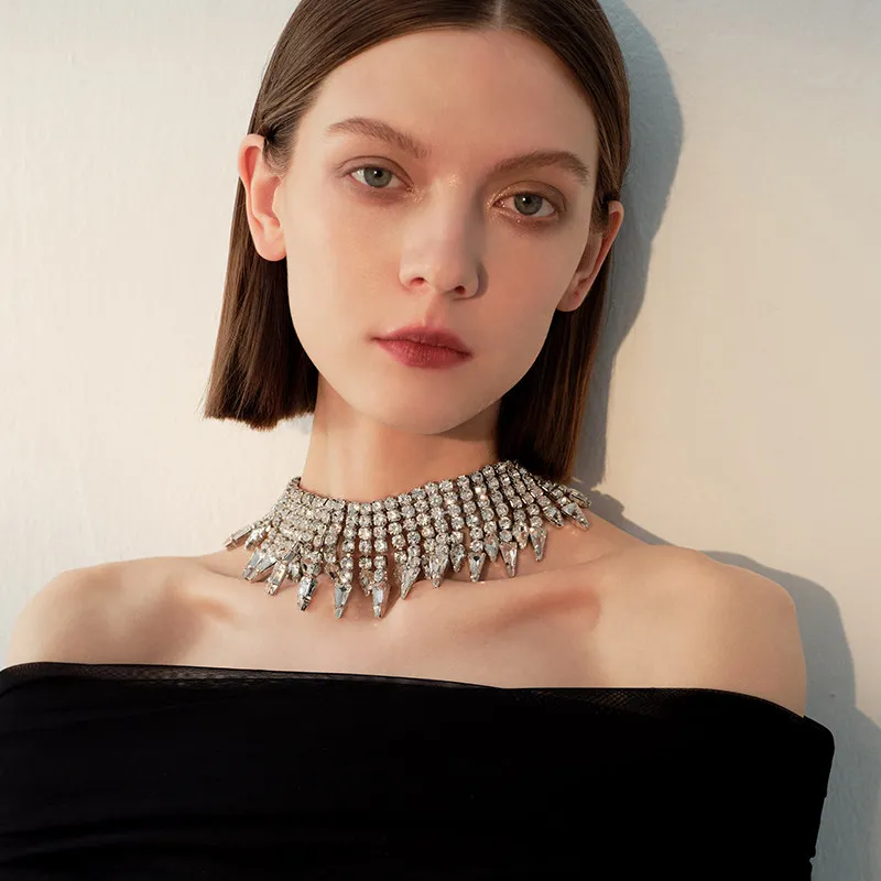 

Женское серебряное многослойное ожерелье с кристаллами и шипами, массивная цепочка на ключицу, аксессуар, ювелирное украшение, подарок 2026 для женщин