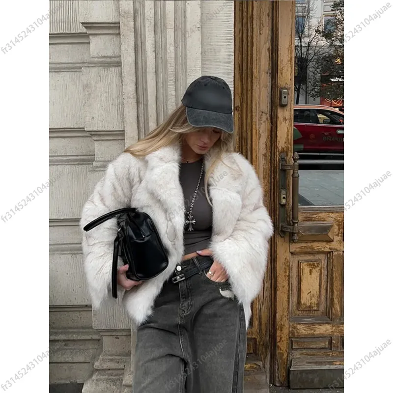 Katı kabarık Faux kürk kadınlar kalın mont moda sıcak yaka uzun kollu kısa ceketler sonbahar kış bayanlar yüksek sokak giyim