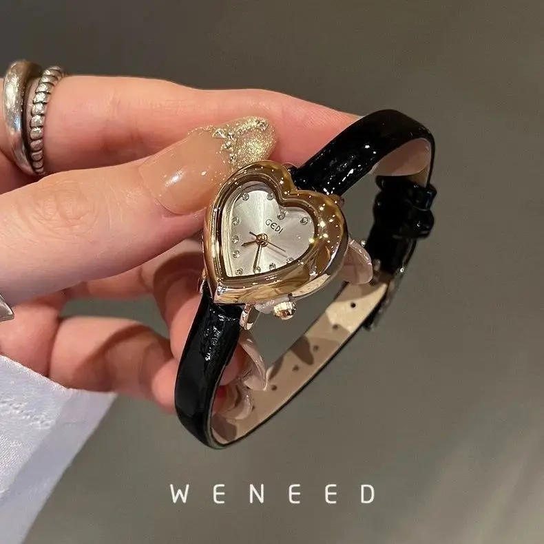 2026 ساعة ريترو جديدة فاخرة معدنية على شكل قلب تصميم عصري غير رسمي رائع مدمج حزام كوارتز ساعة هدية للنساء