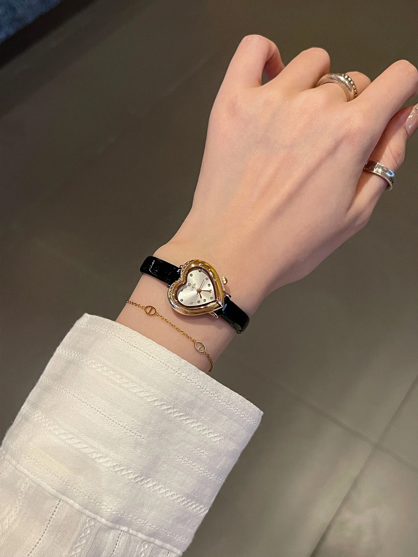 ライトラグジュアリー コンパクトウォッチ 女性用 ファッショ - Open Heart Watch のレビューと価格