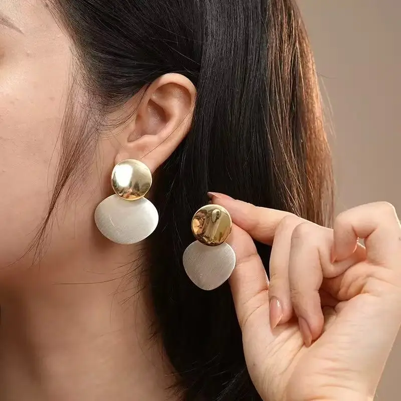 أقراط هندسية خفيفة الوزن غير متماثلة، قرص ذهبي لامع مع بيضاوي فضي مصقول لمظهر الطبقات لأسلوب مرتفع للاستخدام اليومي #1