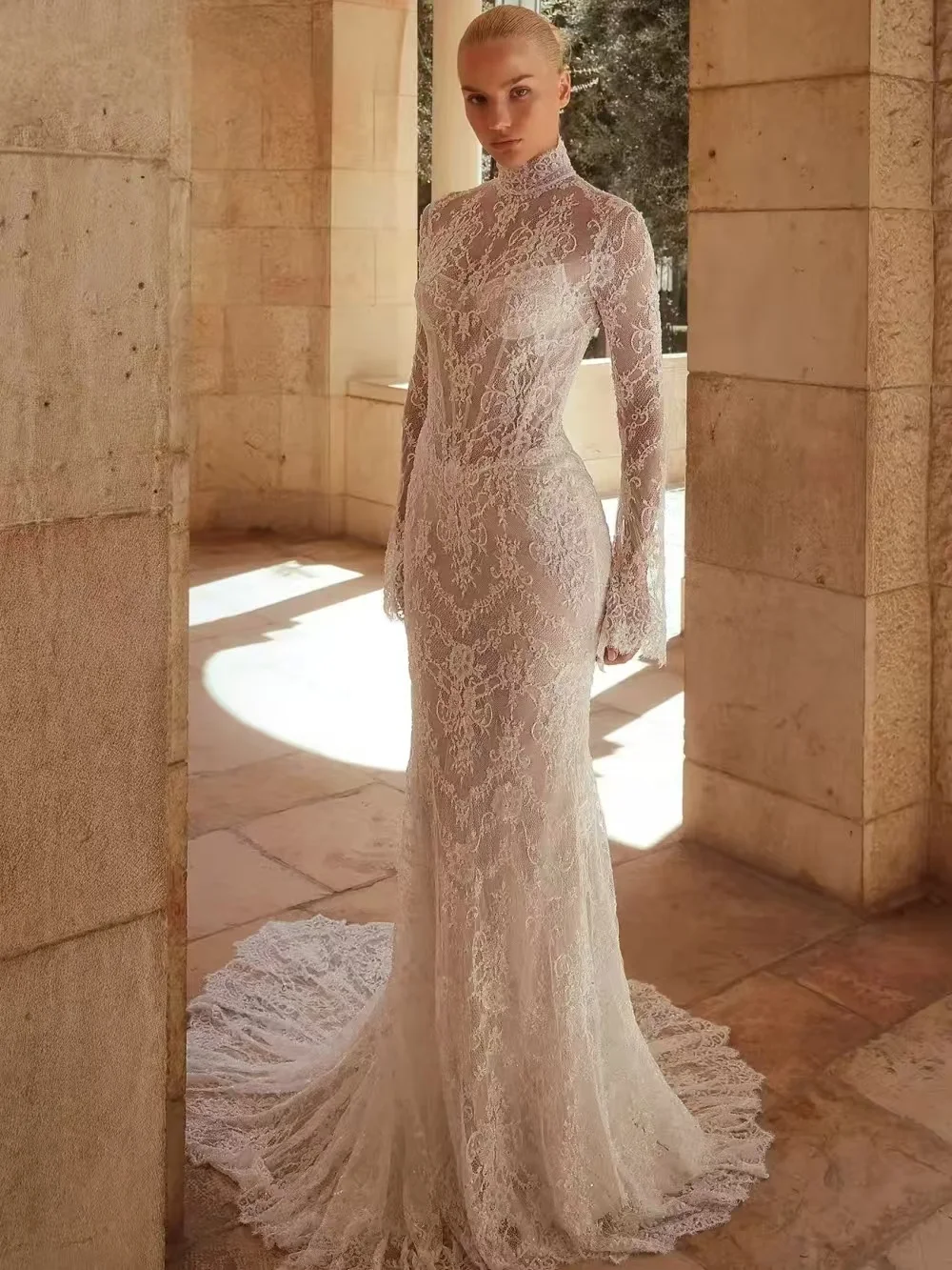 

Свадебное платье-футляр с индивидуальной ручной вышивкой бисером, высоким воротником, длинными рукавами-колокол, прозрачной открытой спиной для невесты