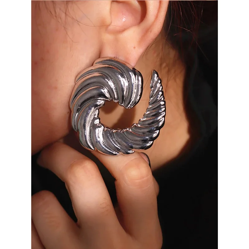 HANGZHI 5CM Cowhorn Vortex Spiral Shaped Big Stud Earrings for Women Personalized Eexaggerated Jewelry French Retro Trend Jewelr