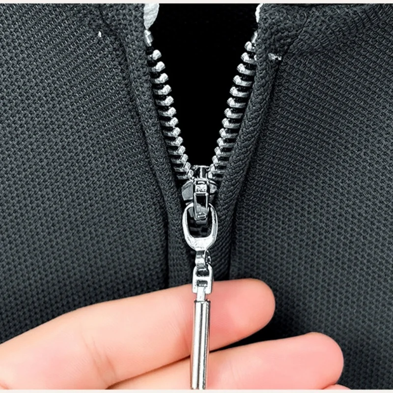 Exquisites, hochwertiges Herren-T-Shirt mit Stehkragen und Reißverschluss, ideal für den Herbst, wärmend, mit einem zweiteiligen Ärmeldesign, für Business-Casual-Looks, Herrenbekleidung. – Detail 5