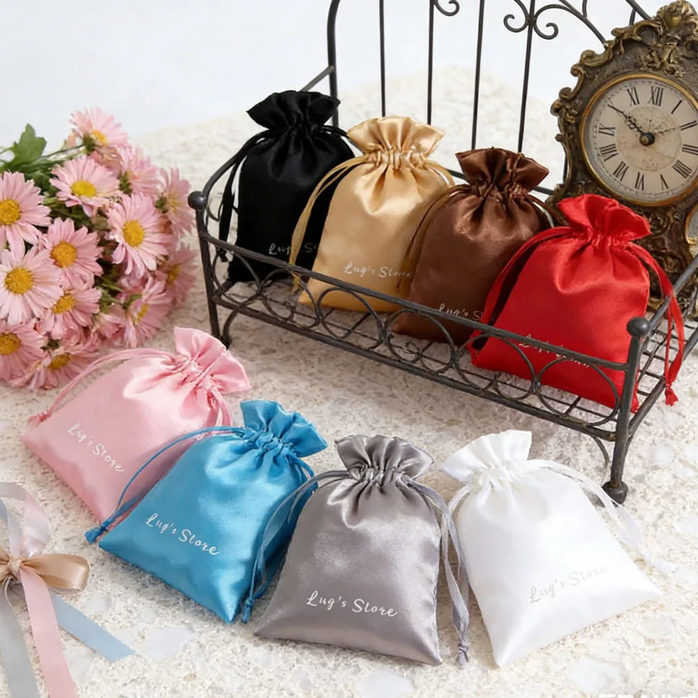 

100 шт. модных атласных мешочков с индивидуальным логотипом для упаковки, пылезащитных мешочков для костюмов, мешочков для конфет, мешочков для ювелирных изделий и колец, мешочков на шнурке