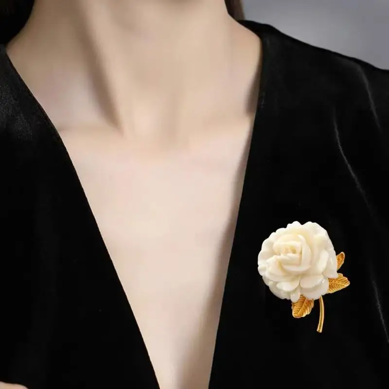 Elegant Camellia Flower Brooch Retro White Carved Chest Pin for Women Girls Wedding Banquet Outfit Jewelry Present