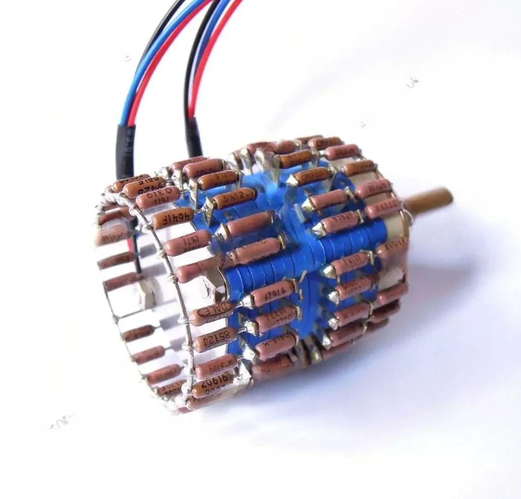 

Attenuation: -65db~0db ， copper shaft 24-speed dual-channel all-brown L-type volume potentiometer.