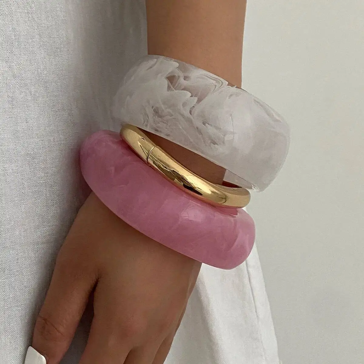 

SHIXIN 3 Styles Trendy Pink White Resin Acrylic Thick Wide Bangle for Women Elegant Irregular Round Metal Bracelet Jewelry Gift