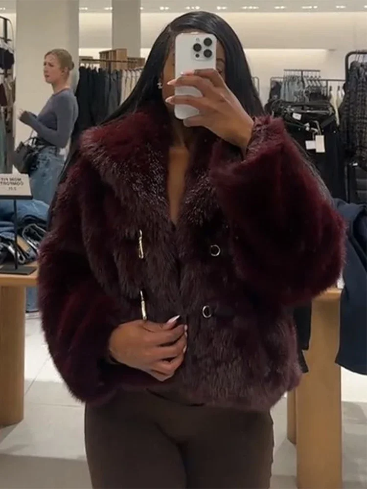 سترة مقصوصة بياقة شال عنابي وأجهزة ذهبية اللون منفوشة 2025 ملابس خارجية شتوية أنيقة للنساء معطف مكتب أنيق