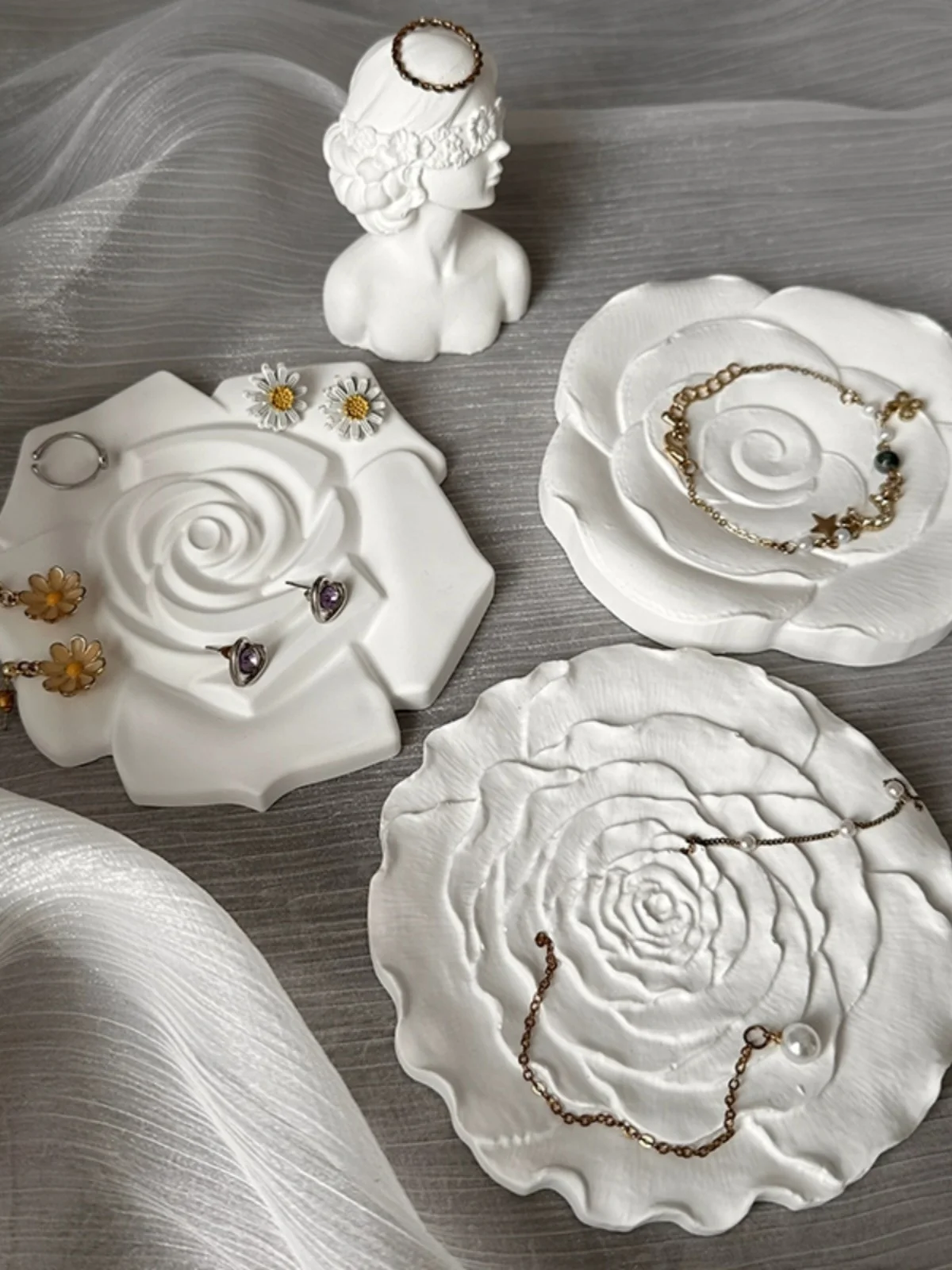 bandeja-de-joias-em-gesso-com-formato-de-flor-de-rosa-organizador-de-acessorios-para-colares-aneis-e-brincos