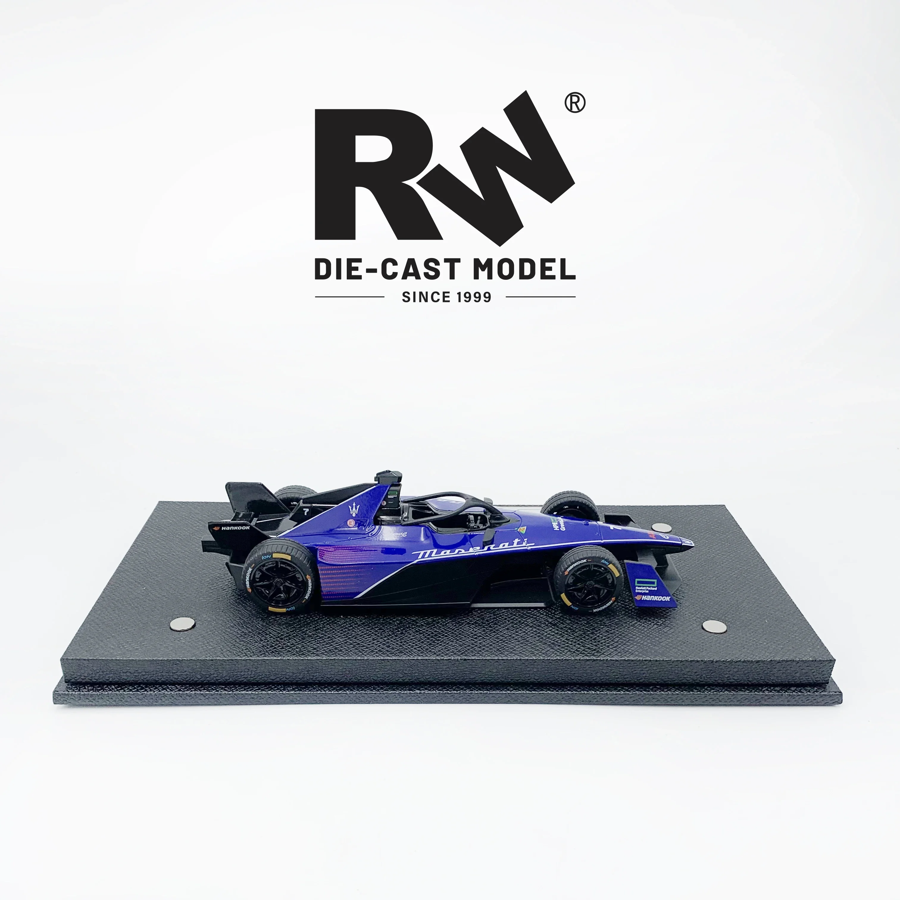 Modelo de coche de carreras de fórmula, embalaje exquisito que incluye cubierta antipolvo acrílica y Base de exhibición, pieza de exhibición de coche de juguete de grado de coleccionista