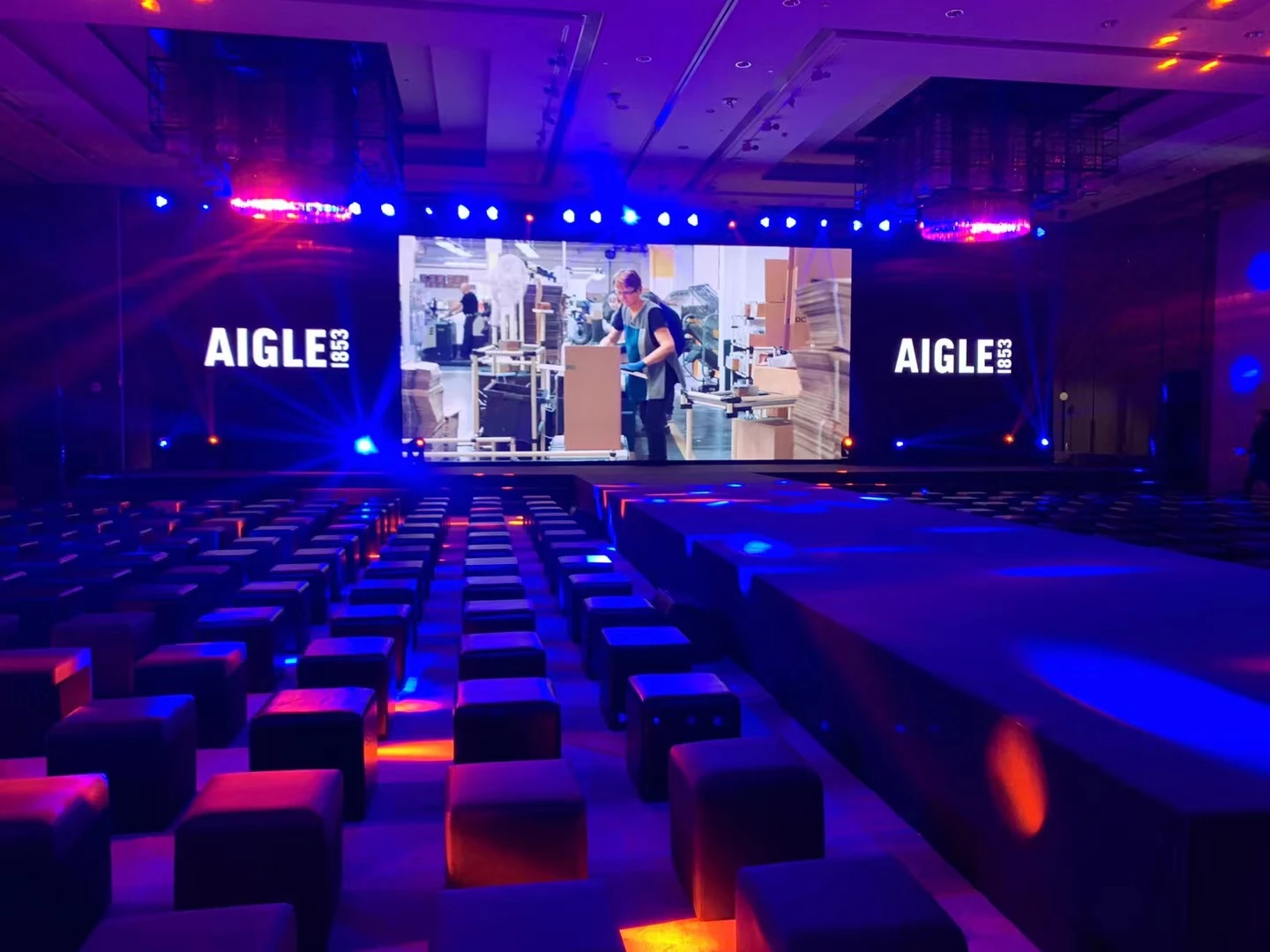 Layar LED SMD Penuh Warna P2.604 P3.91 untuk Dalam Ruangan, Ukuran 500*1000 Meter, Panel Video Wall Siap Pakai (Turnkey)