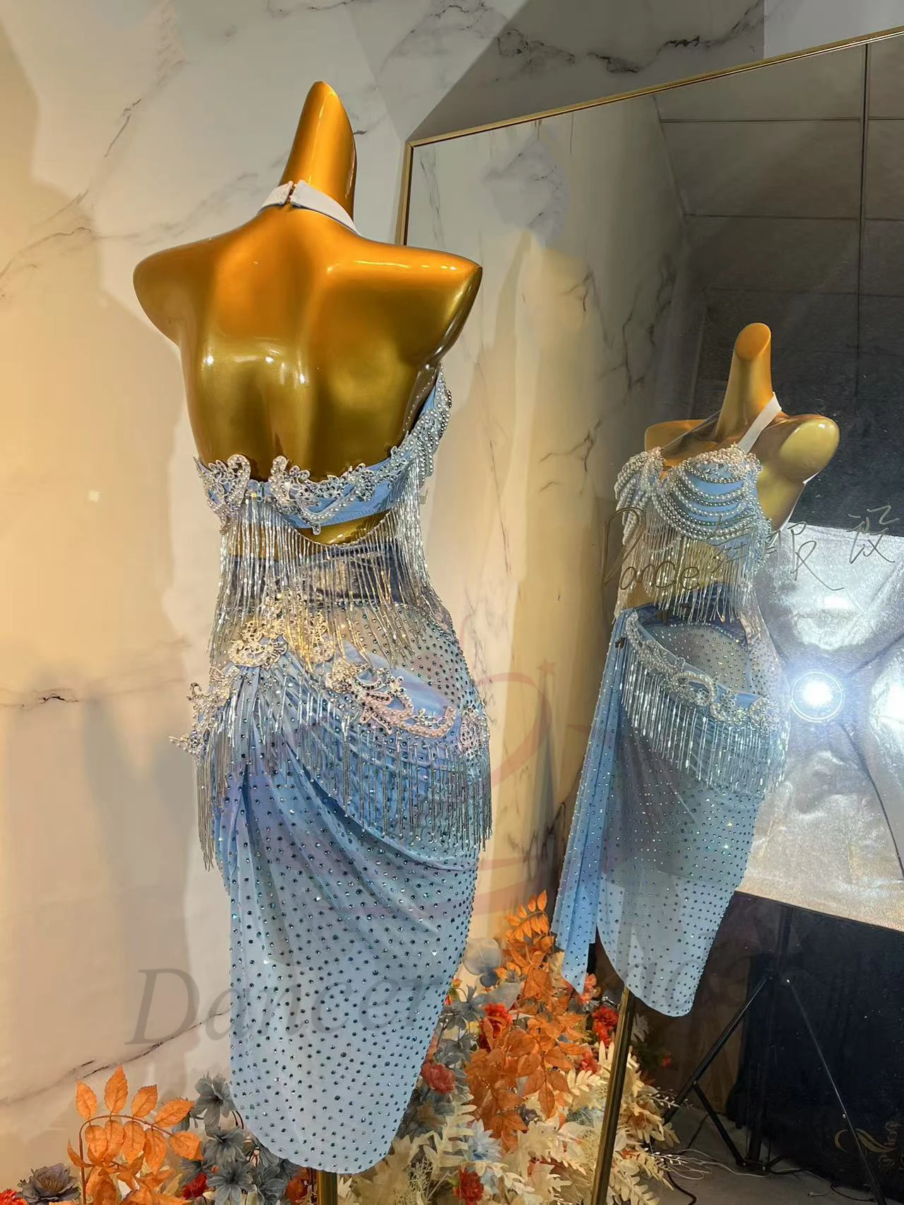 Lateinamerikanisches Tanzkleid mit Diamanten für Damen und Kinder, Hochwertig Maßgefertigt mit Perlen und Blumen am Ausschnitt, Samba-Auftrittskleid