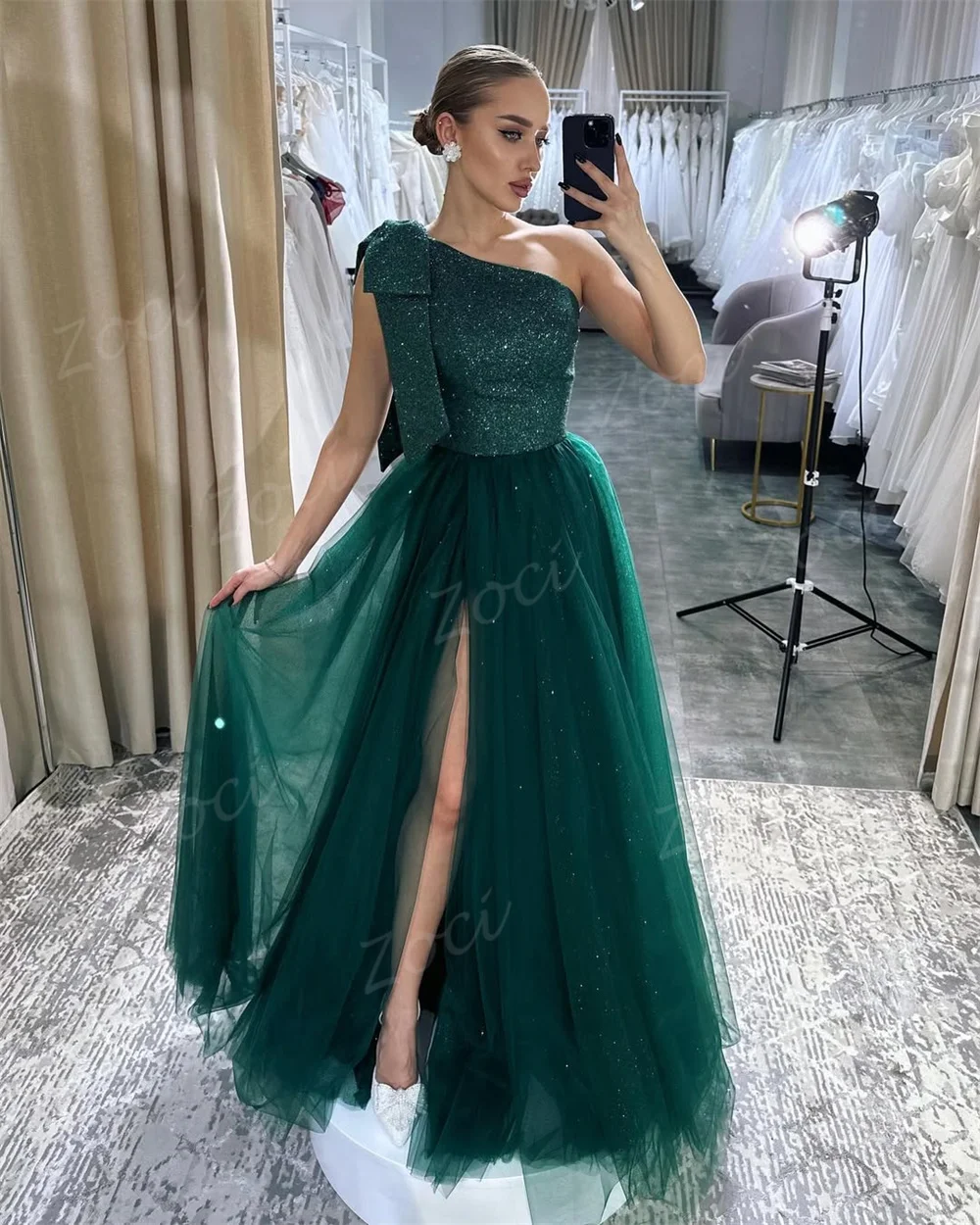 Zoci مخصص الأخضر الداكن لامعة تول فساتين لحضور الحفلات الموسيقية كتف واحد بلا أكمام فساتين الحفلات المسائية عالية الشق فستان الزفاف للنساء