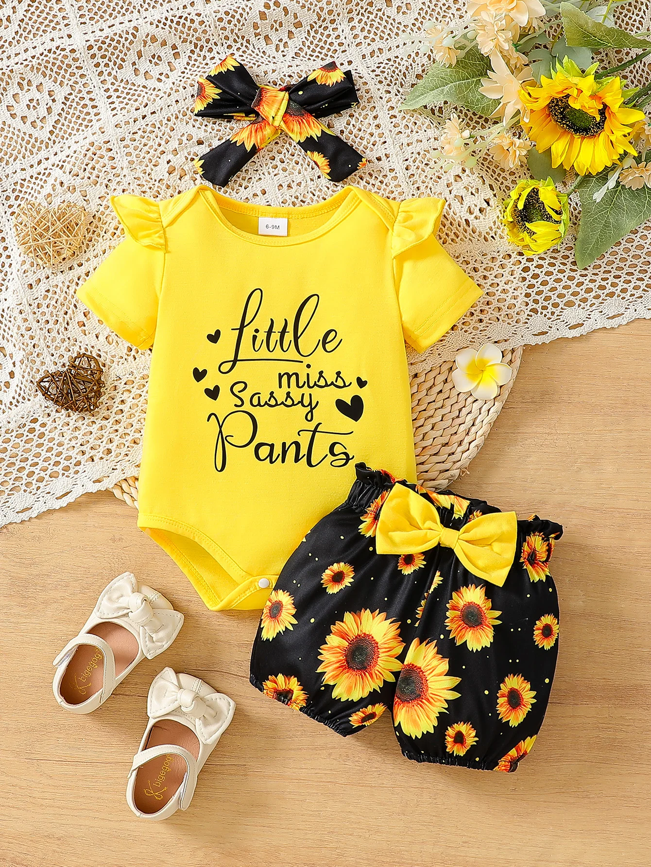 

Baby Girl Sunflower Print Outfit Set - Short-Sleeve Romper with "Little Miss Sassy Pants" Letter Print & Ruffled Shoulders, Flor
