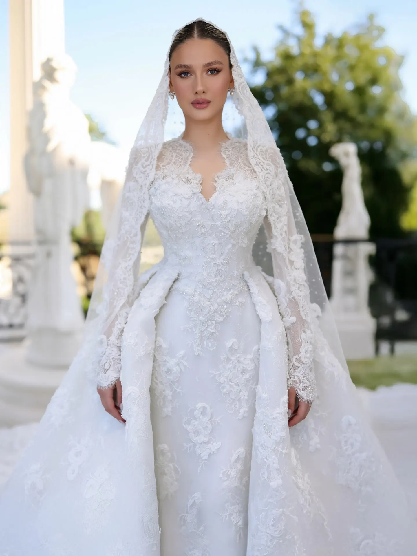 Vintage Luxury Lace Mermaid Wedding Gown Long Sleeve V Neck Detachable Train Bridal Dress Customizable Vestido De Novia