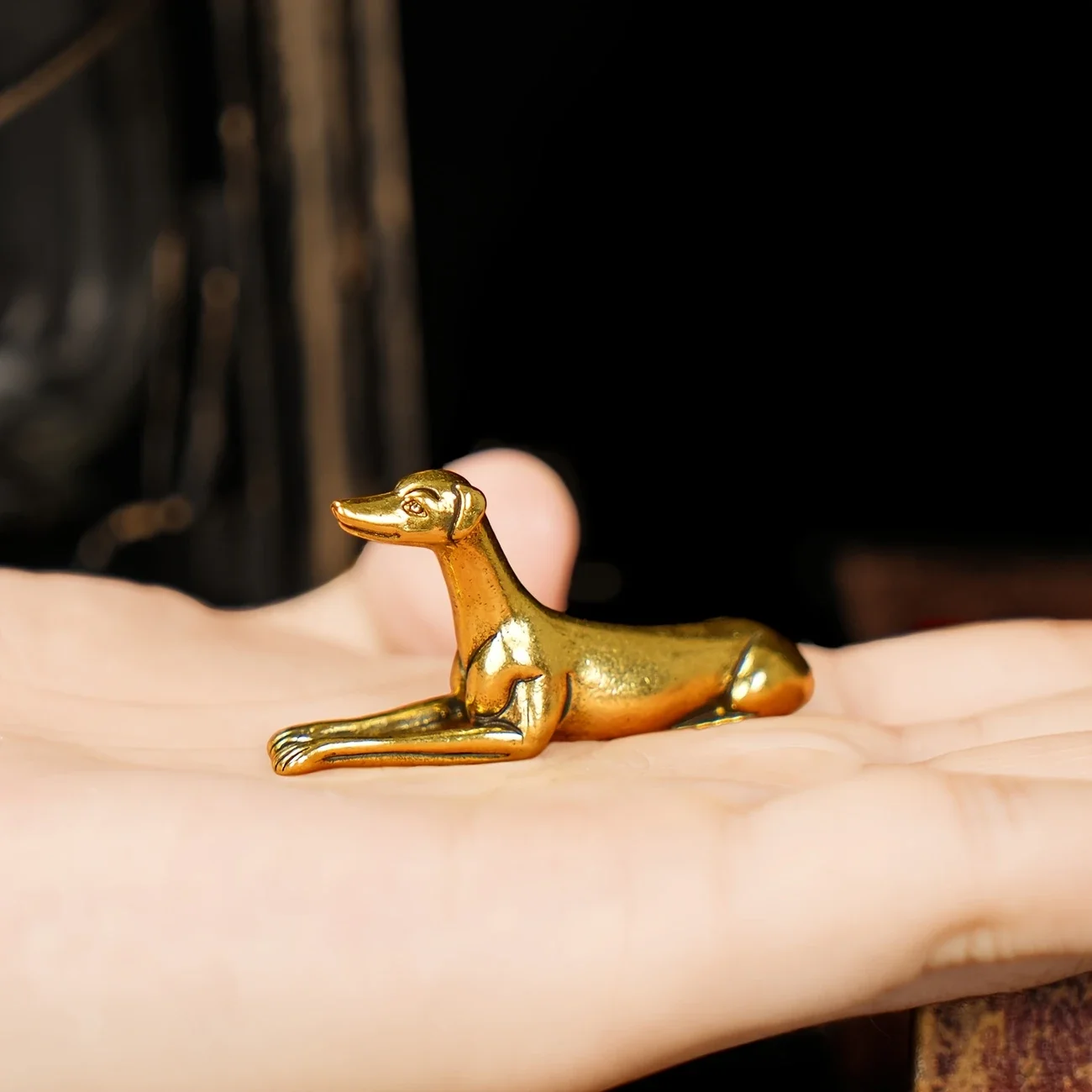 

1 Vintage Pure Brass Slim Dog Figurine - Elegant Tabletop Decor & Collectible for Pet Lovers - Intricate Copper Craftsmanship
