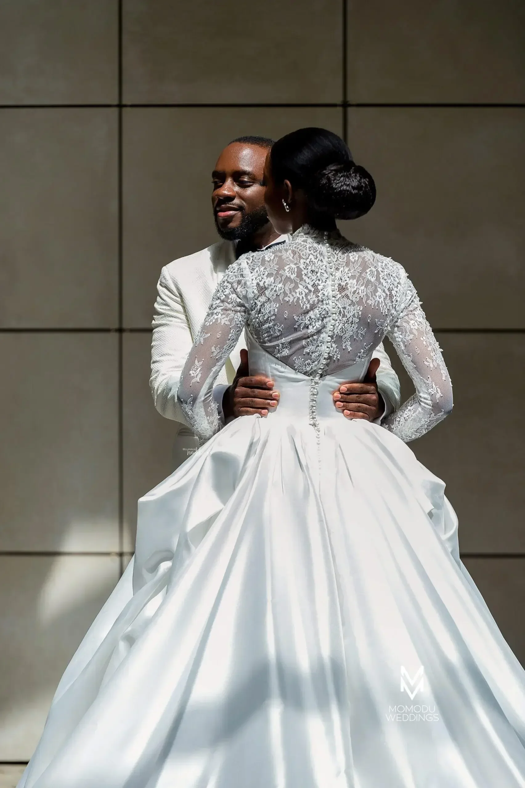 Aangepaste hoge kraag kanten applicaties vestidos baljurk trouwjurken kapel trein lange mouwen parels knoppen terug bruidsjurk